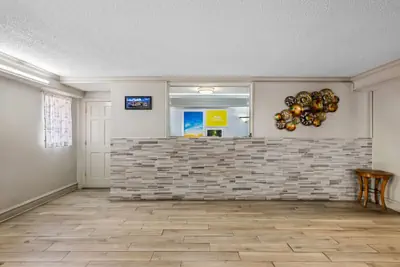 Photo 4 - Days Inn by Wyndham Birmingham/West