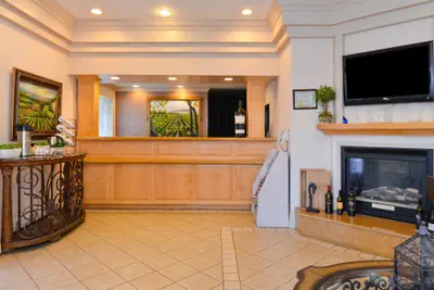 Photo 3 - Napa Valley Hotel & Suites