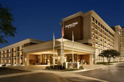 Photo 2 - Doubletree by Hilton McLean Tysons