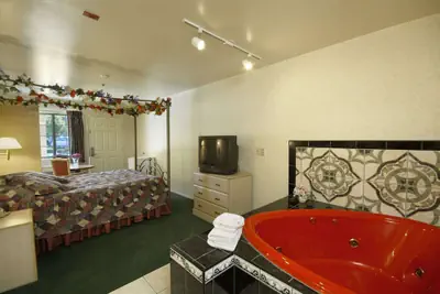 Photo 5 - Days Inn by Wyndham Riverside Tyler Mall