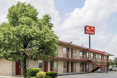Photo 2 - Econo Lodge Columbus West