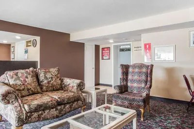 Photo 4 - Econo Lodge Jefferson City