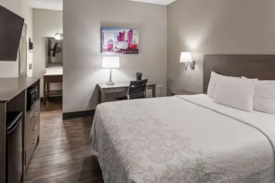 Photo 2 - SureStay Hotel by Best Western Findlay