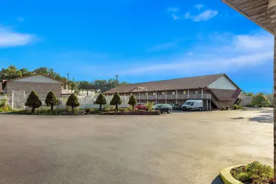 Photo 2 - Days Inn by Wyndham Huntington