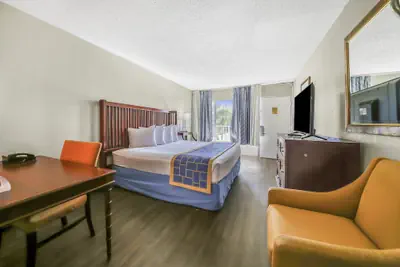 Photo 4 - Econo Lodge Daytona Beach - Speedway