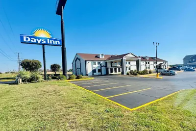 Photo 2 - Days Inn by Wyndham Shawnee