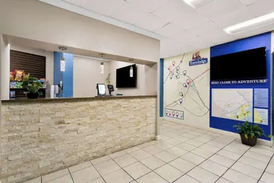 Photo 5 - Travelodge by Wyndham Aberdeen