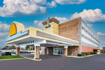 Photo 2 - Days Inn by Wyndham Livonia/Canton/Detroit