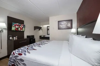 Photo 5 - Red Roof Inn Champaign - University