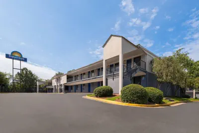 Photo 2 - Days Inn by Wyndham College Park Airport Best Road
