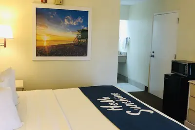 Photo 4 - Days Inn & Suites by Wyndham Navarre - near Beaches/Hurlburt