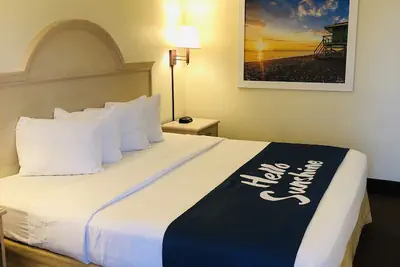 Photo 3 - Days Inn & Suites by Wyndham Navarre - near Beaches/Hurlburt