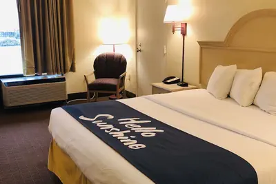 Photo 5 - Days Inn & Suites by Wyndham Navarre - near Beaches/Hurlburt