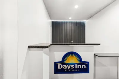 Photo 3 - Days Inn by Wyndham San Francisco S/Oyster Point Airport