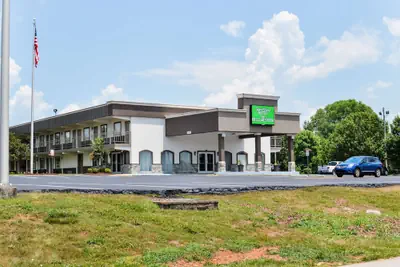 Photo 2 - SureStay Hotel by Best Western Bowling Green North