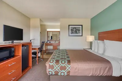 Photo 5 - SureStay Hotel by Best Western Bowling Green North