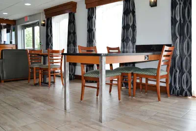 Photo 4 - SureStay Hotel by Best Western Bowling Green North