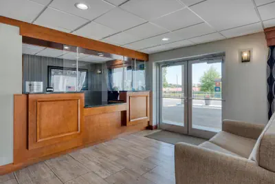 Photo 4 - SureStay Hotel by Best Western Bowling Green North