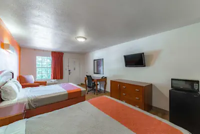 Photo 4 - Giddings Executive Inn
