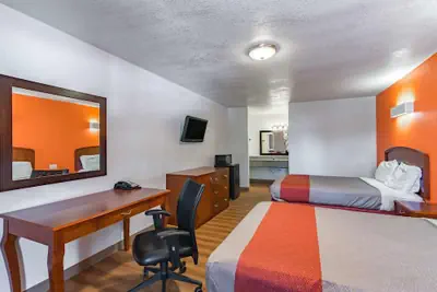 Photo 3 - Giddings Executive Inn