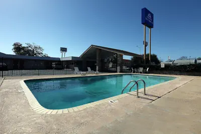 Photo 2 - Americas Best Value Inn Uvalde