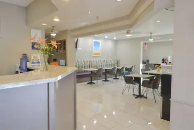 Photo 3 - Days Inn & Suites by Wyndham Airport Albuquerque
