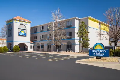 Photo 2 - Days Inn & Suites by Wyndham Airport Albuquerque