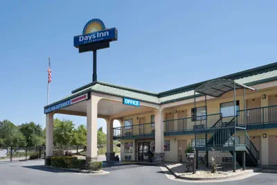 Photo 2 - Days Inn by Wyndham Macon I-475