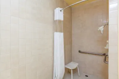 Photo 5 - Americas Best Value Inn & Suites Bakersfield Central