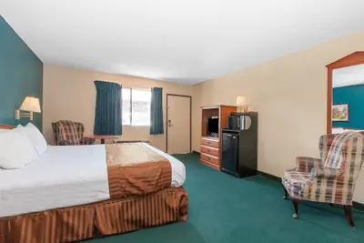 Photo 4 - Americas Best Value Inn & Suites Bakersfield Central