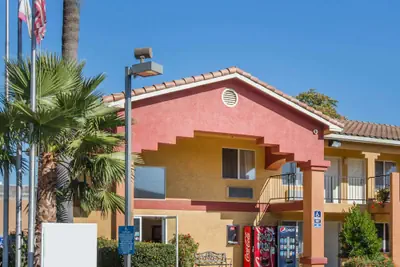 Photo 2 - Econo Lodge Inn & Suites Lodi - Wine Country Area