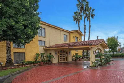 Photo 2 - Days Inn by Wyndham San Diego Vista
