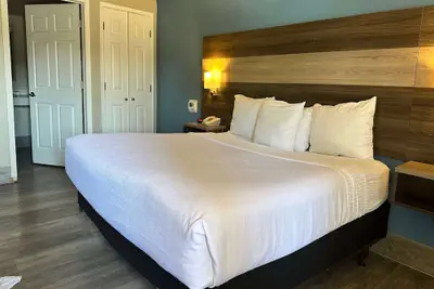 Photo 2 - Days Inn by Wyndham San Diego Vista