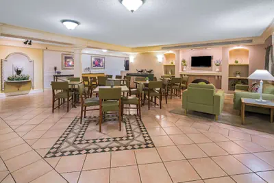 Photo 4 - Days Inn by Wyndham San Diego Vista