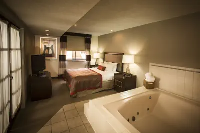Photo 3 - Ramada by Wyndham Marquette
