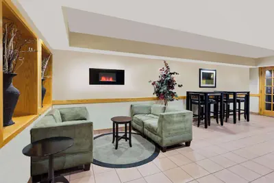 Photo 2 - Ramada by Wyndham Marquette