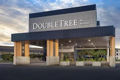 Photo 2 - DoubleTree by Hilton Manhattan, KS