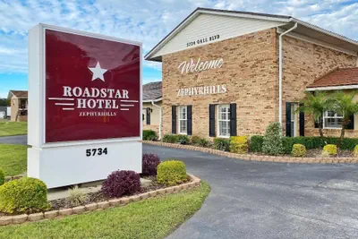 Photo 2 - Roadstar Hotel Zephyrhills