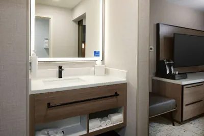 Photo 4 - Hampton Inn Newark Airport