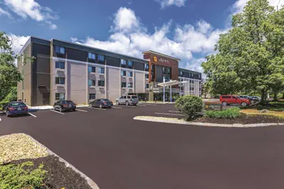 Photo 2 - La Quinta Inn & Suites by Wyndham Salem NH