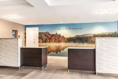 Photo 5 - La Quinta Inn & Suites by Wyndham Salem NH