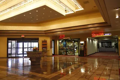 Photo 2 - Ramada by Wyndham Viscount Suites Tucson East