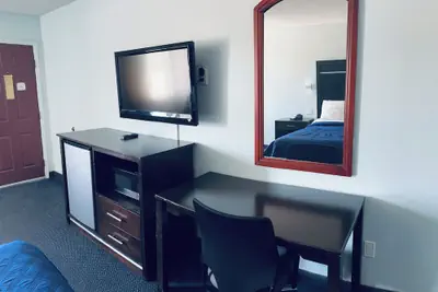 Photo 5 - Executive Inn