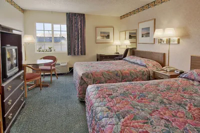 Photo 4 - Days Inn by Wyndham Mt. Vernon
