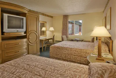 Photo 5 - Days Inn by Wyndham Mt. Vernon