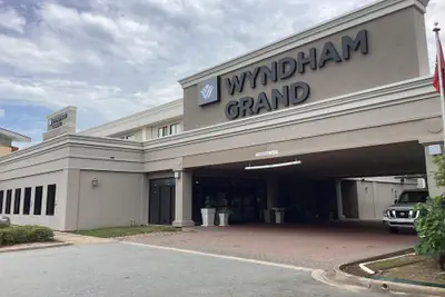 Photo 2 - Wyndham Grand Executive Center Little Rock Airport