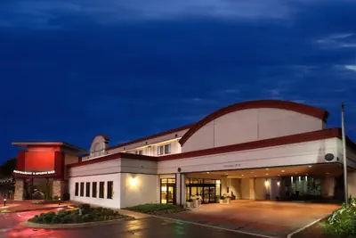Photo 2 - Wyndham Grand Executive Center Little Rock Airport