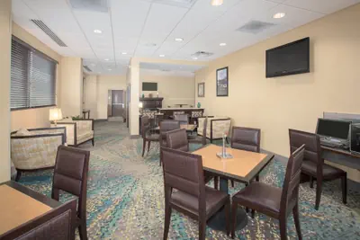 Photo 5 - Wyndham Grand Executive Center Little Rock Airport