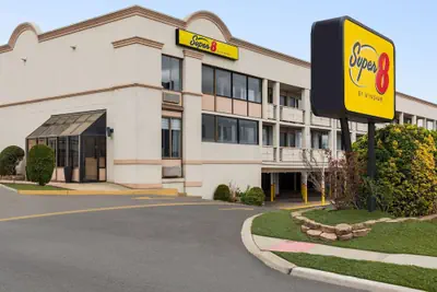 Photo 2 - Super 8 by Wyndham Meadowlands