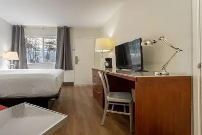 Photo 4 - Riverfront Inn Roseburg